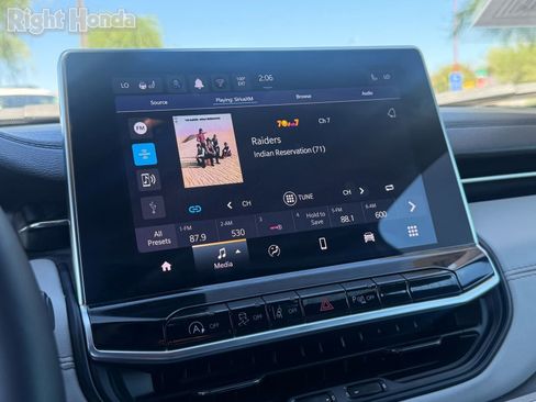 Used 2025 Jeep Compass Limited image 21