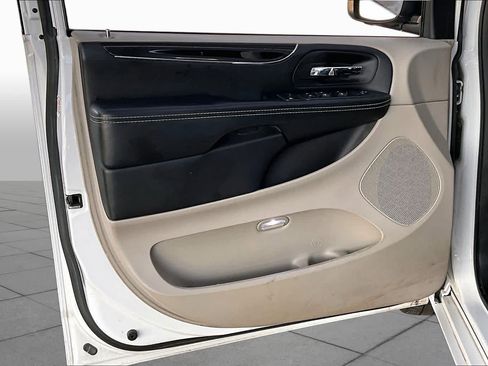 Used 2019 Dodge Grand Caravan SXT w/ Driver Convenience Group FWD image 22