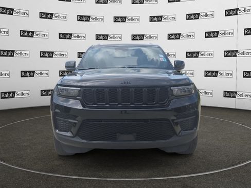 Used 2025 Jeep Grand Cherokee Altitude AWD/4WD image 8