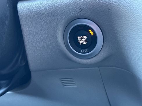 Used 2023 Chrysler Pacifica Touring-L image 22