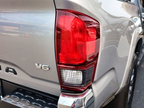 Used 2019 Toyota Tacoma SR5 AWD/4WD image 13