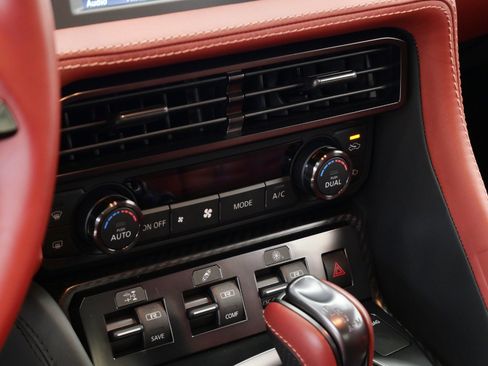 Used 2024 Nissan GT-R Premium w/ Premium Interior Package AWD/4WD image 32