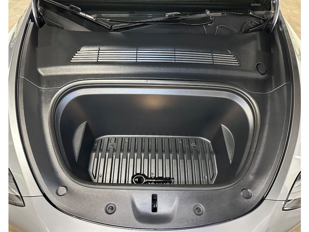 Used 2024 Tesla Model Y Long Range AWD/4WD image 4