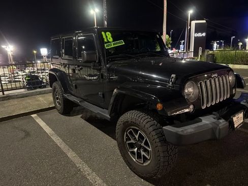 Used 2018 Jeep Wrangler Unlimited Sahara w/ Connectivity Group AWD/4WD image 5