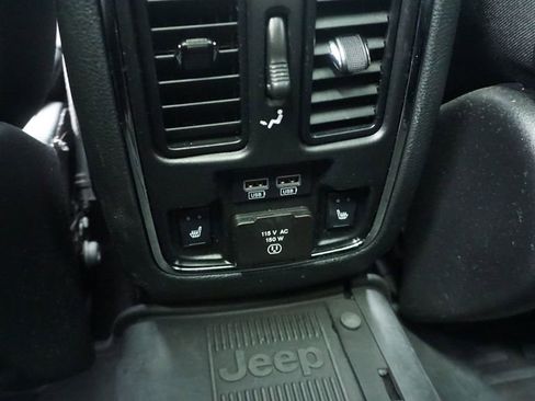 Certified 2019 Jeep Grand Cherokee Limited w/ Luxury Group II image 32