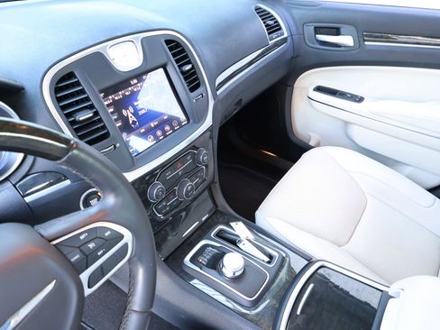 Used 2018 Chrysler 300 Limited image 38