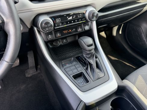 Used 2020 Toyota RAV4 XLE AWD/4WD image 18