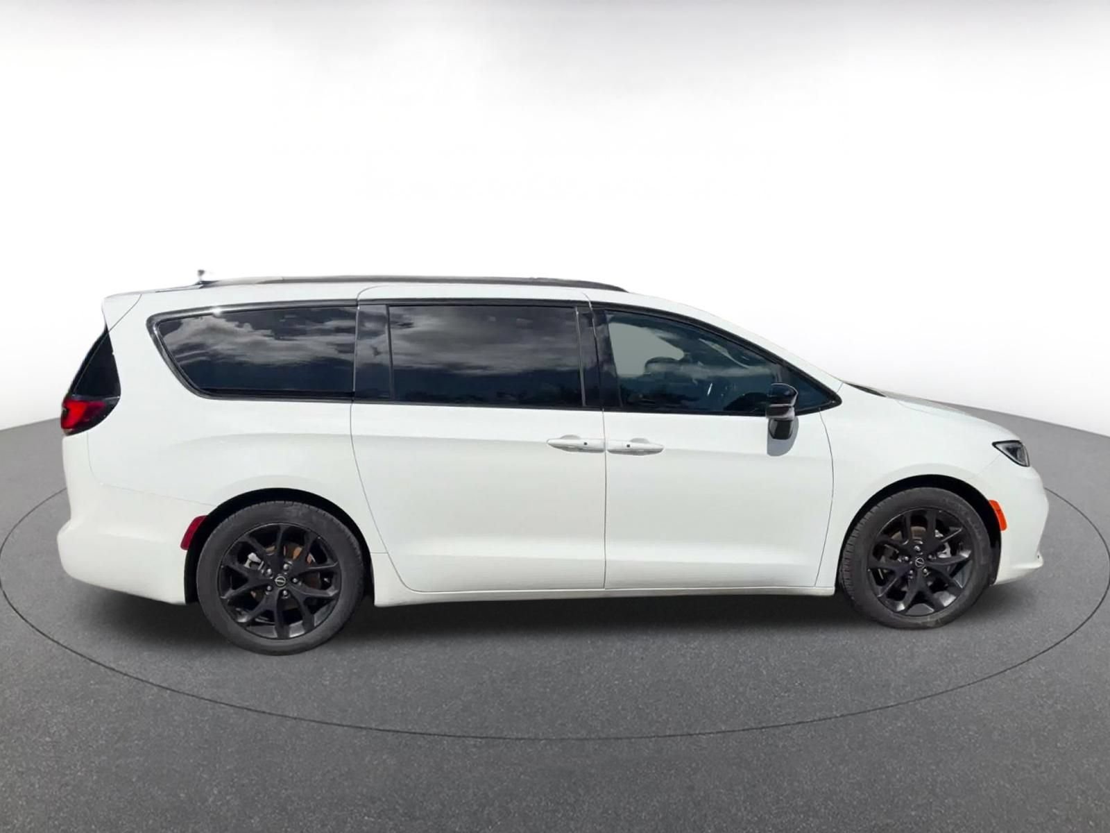 Used 2025 Chrysler Pacifica Limited FWD image 15
