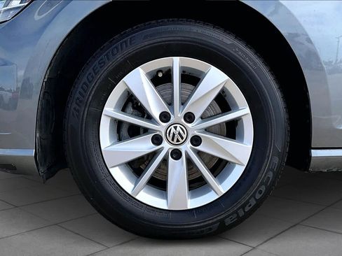 Used 2019 Volkswagen Golf S image 10