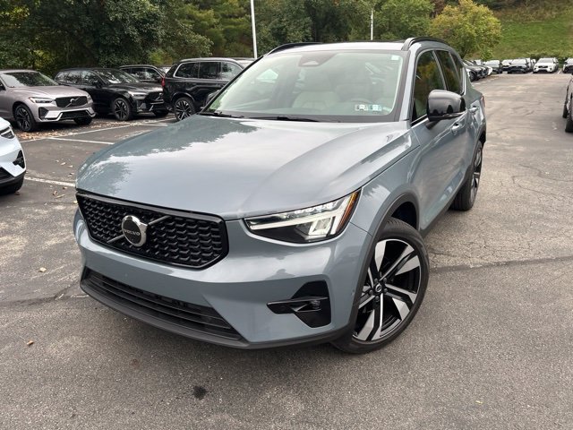 Used 2023 Volvo XC40 B5 Plus w/ Driver Assist Package AWD/4WD image 1