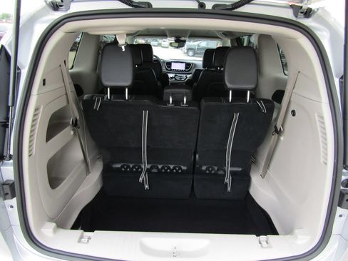 Used 2024 Chrysler Pacifica Touring-L FWD image 34