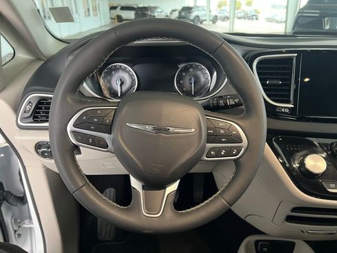 Used 2024 Chrysler Pacifica Touring-L image 11