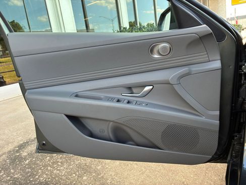 Used 2025 Hyundai Elantra SEL image 18