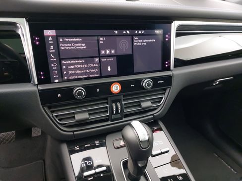 Used 2025 Porsche Macan image 22