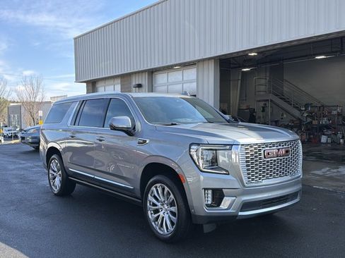 Used 2023 GMC Yukon XL Denali w/ Denali Reserve Package image 3