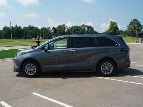 Used 2025 Toyota Sienna XLE w/ XLE Plus Package FWD image 13