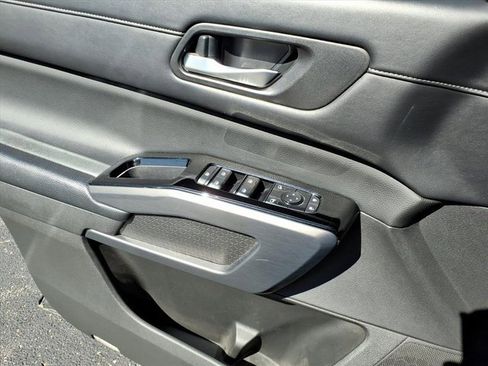 Used 2022 Nissan Pathfinder SL image 3