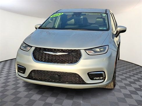 Used 2023 Chrysler Pacifica Touring-L image 2