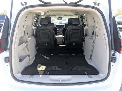 Used 2024 Chrysler Pacifica Touring-L image 12