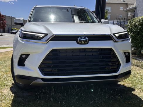 Used 2024 Toyota Grand Highlander AWD Hybrid image 4