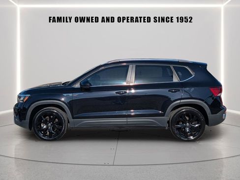 Used 2023 Volkswagen Taos SE w/ Black Wheel Package FWD image 3