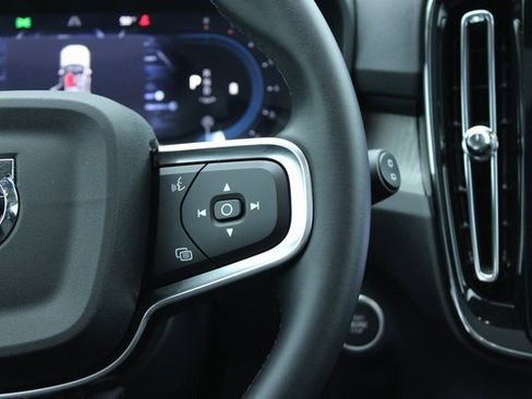 Used 2025 Volvo XC40 B5 Plus image 27