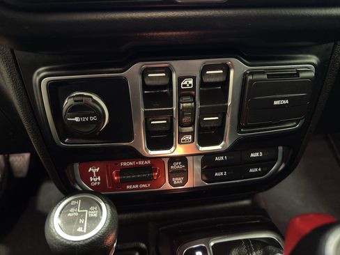 Used 2024 Jeep Wrangler Unlimited Rubicon 4xe AWD/4WD image 26