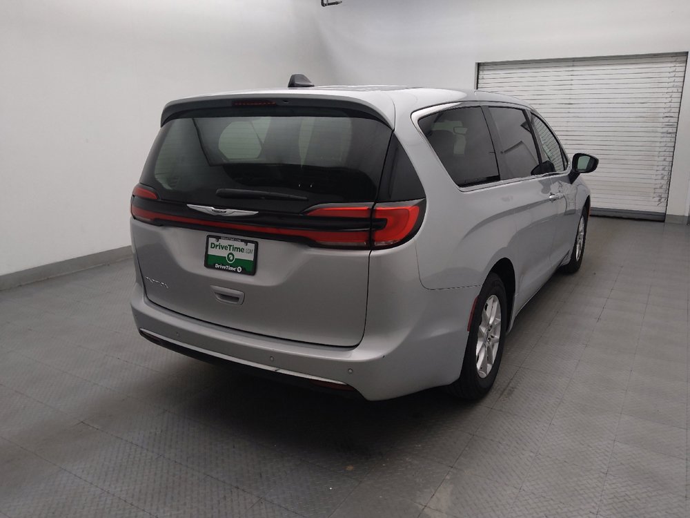 Used 2024 Chrysler Pacifica Touring-L FWD image 9