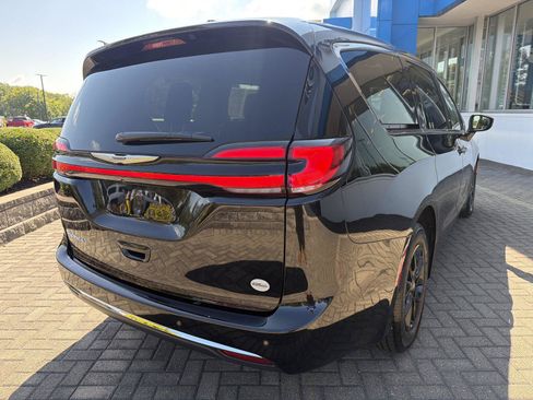 Used 2024 Chrysler Pacifica Touring-L FWD image 5
