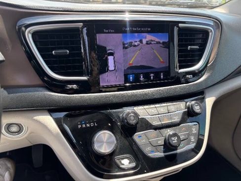 Used 2019 Chrysler Pacifica Touring-L Plus FWD image 12