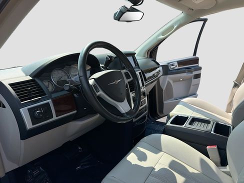 Used 2010 Chrysler Town & Country Touring Plus w/ Premium Group FWD image 4