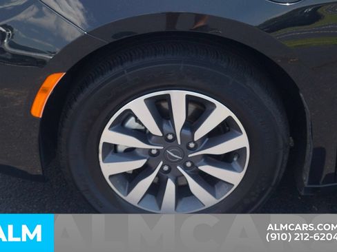 Used 2023 Chrysler Pacifica Touring-L FWD image 14
