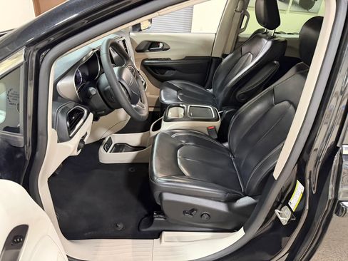 Used 2023 Chrysler Pacifica Touring-L FWD image 43
