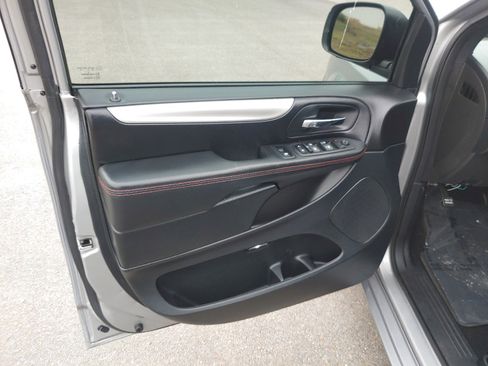 Used 2019 Dodge Grand Caravan GT FWD image 19