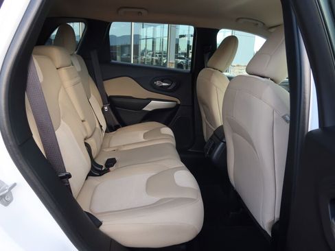 Used 2017 Jeep Cherokee Sport image 17