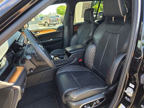 Used 2023 Jeep Grand Cherokee Summit AWD/4WD image 4