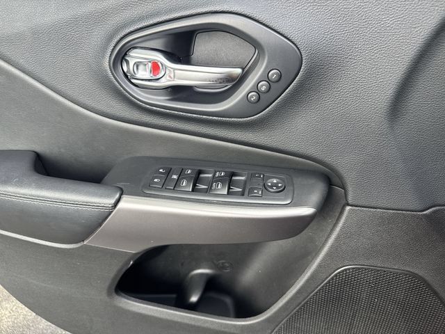 Used 2019 Jeep Cherokee Limited w/ Technology Group AWD/4WD image 29
