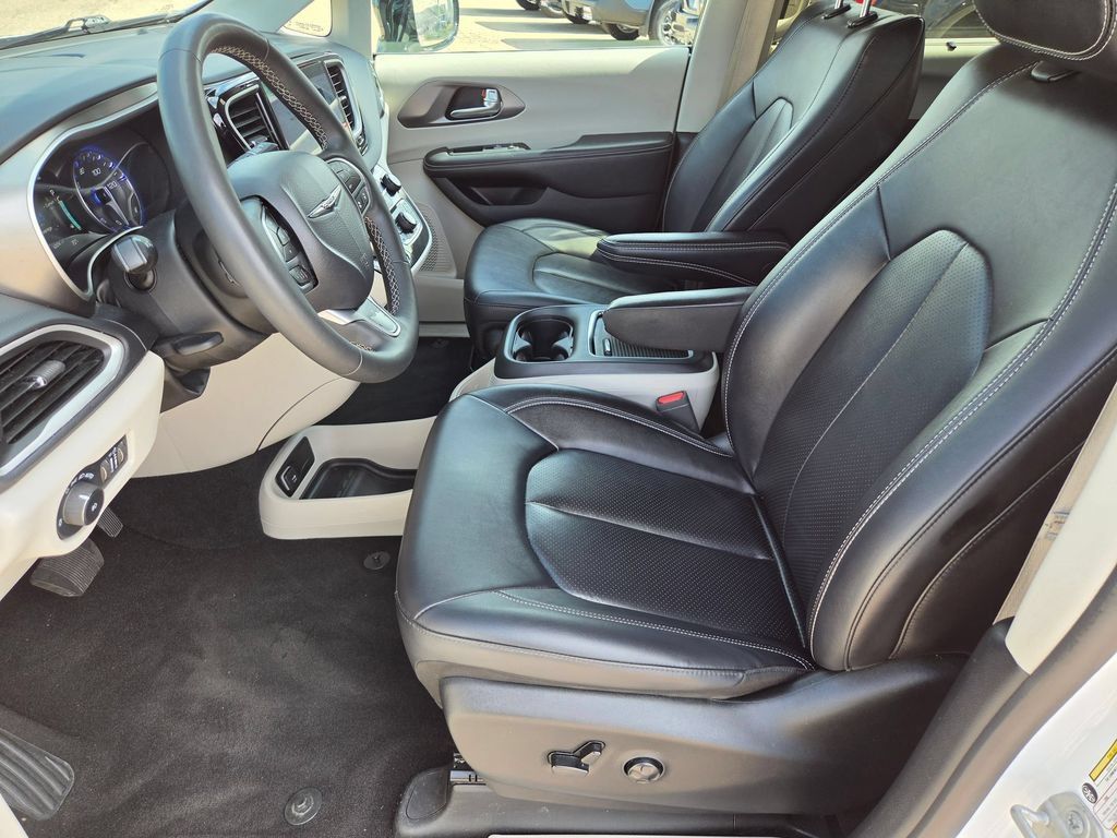 Used 2024 Chrysler Pacifica Touring-L FWD image 15