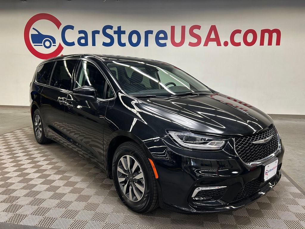Used 2023 Chrysler Pacifica Touring-L FWD image 1