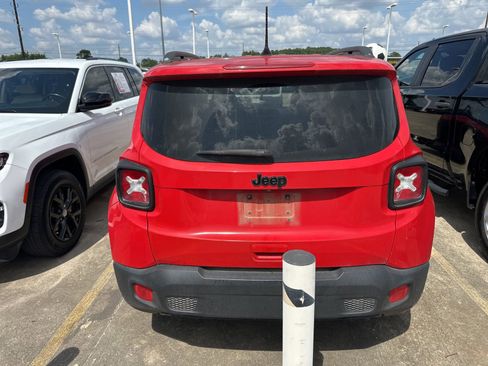 Used 2018 Jeep Renegade Altitude FWD image 3