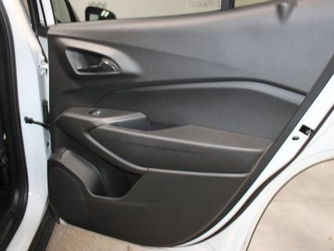 Used 2025 Chevrolet Trax LT FWD image 31