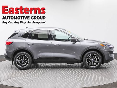 Used 2022 Ford Escape SE w/ Cold Weather Package FWD image 4