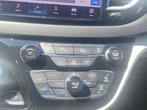 Used 2023 Chrysler Pacifica Touring-L FWD image 28