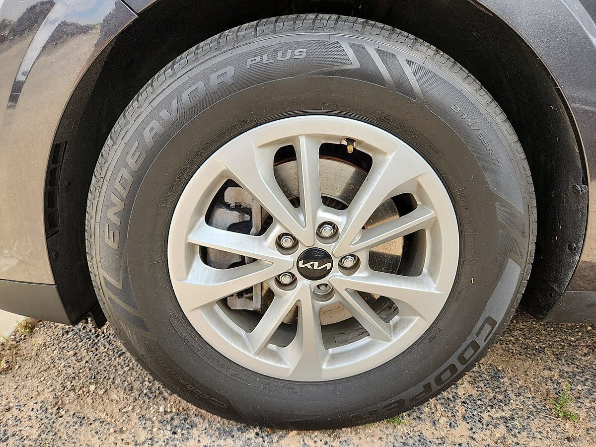 Used 2022 Kia Carnival LX FWD image 5