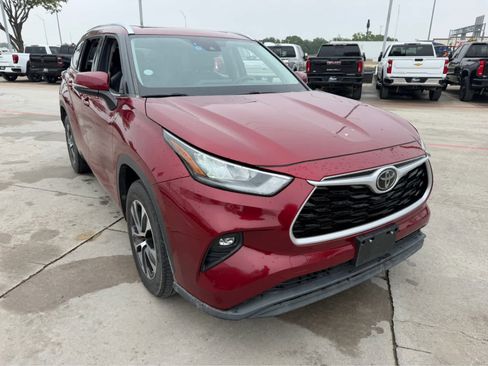 Used 2020 Toyota Highlander XLE image 5