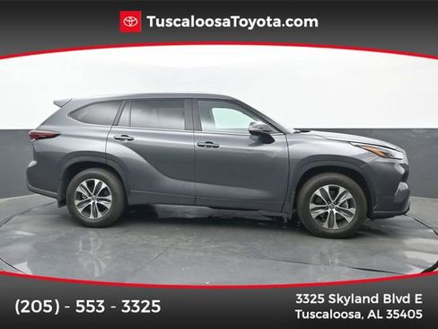 Used 2025 Toyota Highlander XLE image 1
