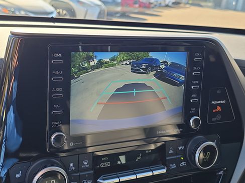 Used 2021 Toyota Highlander XLE image 29