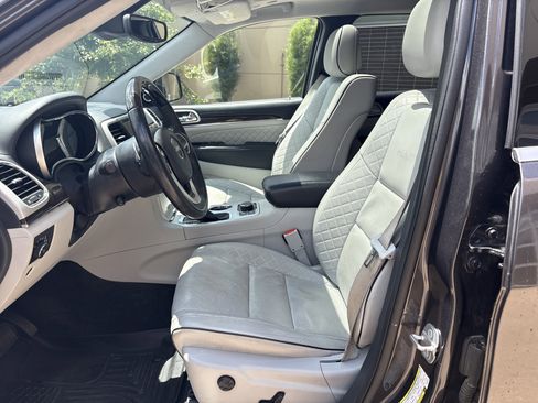 Used 2018 Jeep Grand Cherokee Summit AWD/4WD image 16