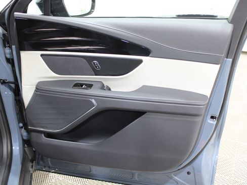Used 2025 Lincoln Nautilus Premier AWD/4WD image 23