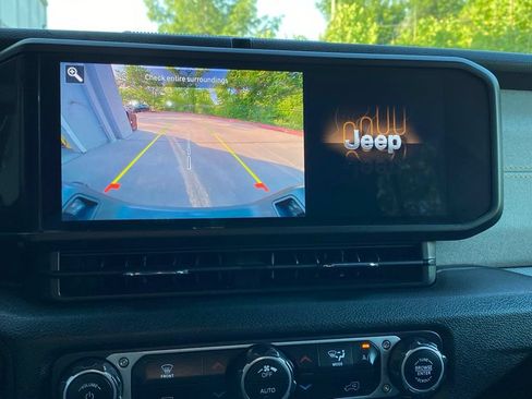 Used 2024 Jeep Gladiator Sport AWD/4WD image 16